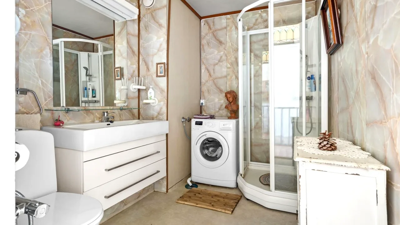Modern küçük banyo iç mekanı